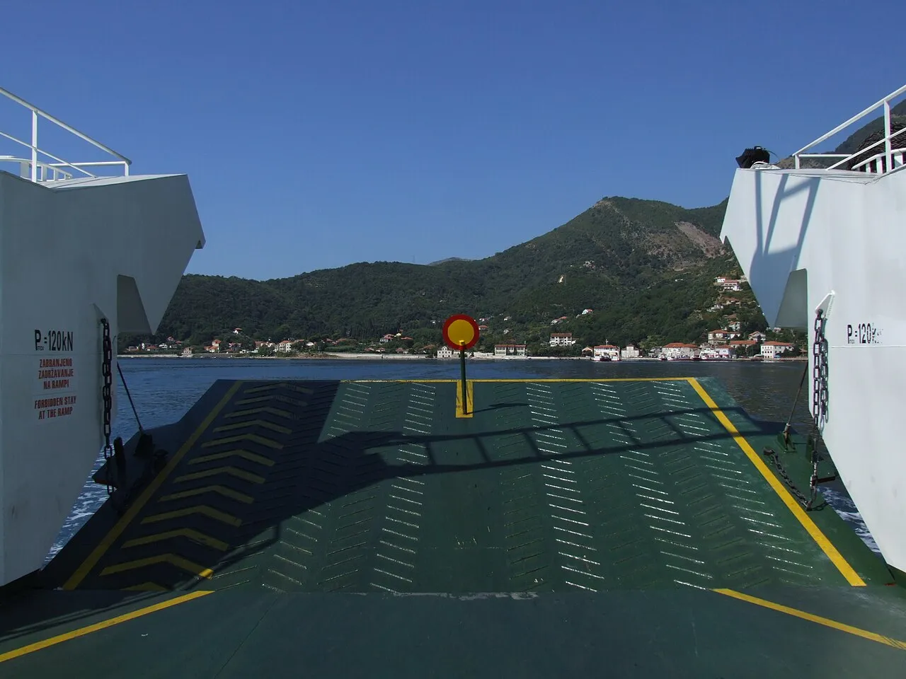 Veerboot op de Boka Kotorska-baai bij Kamenari, Montenegro, op het traject van de M-1