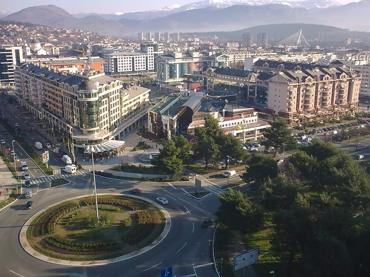 Overzicht van Podgorica, Montenegro, de stad waar het KCCG-ziekenhuis met het nieuwe aneurysmateam gevestigd is.
