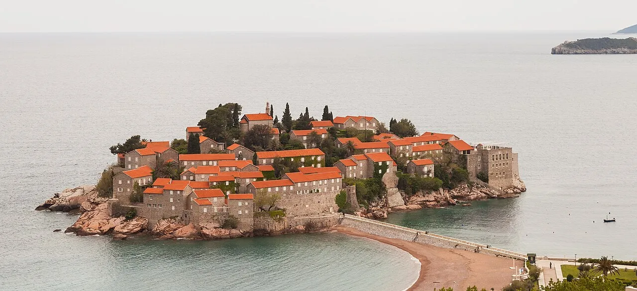 Sveti Stefan, het eilandresort in Crna Gora waar de top van het Berlijns proces plaatsvindt.