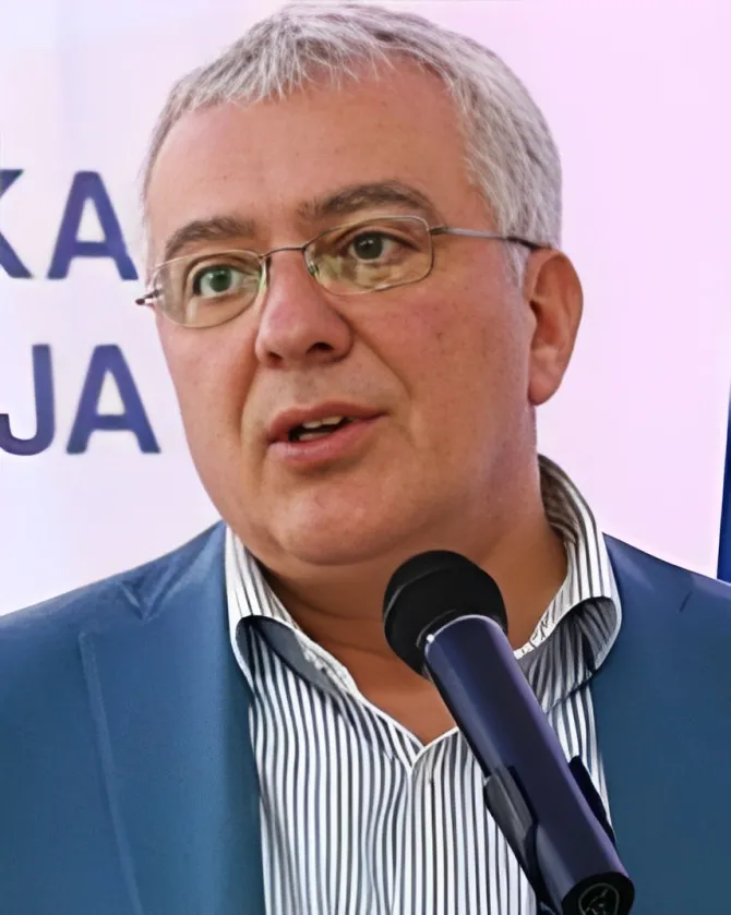 Andrija Mandić, voorzitter van het Montenegrijnse parlement, die het uitwisselingsprogramma opende.